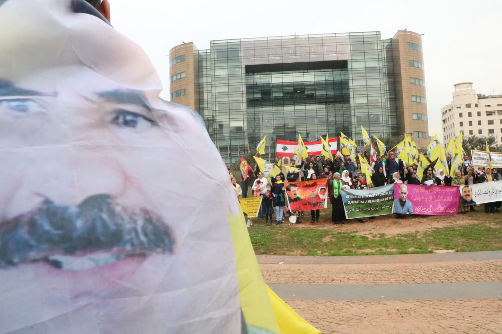 في ذكرى اعتقال أوجلان... وقفة لحزب العمال الكردي في بيروت